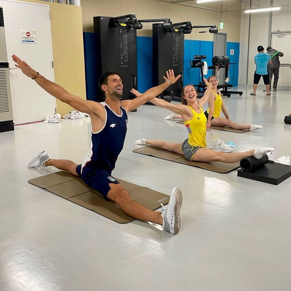 Djokovic s-ar putea reprofila! :) Și-a exersat șpagatul alături de naționala de gimnastică a Belgiei_6