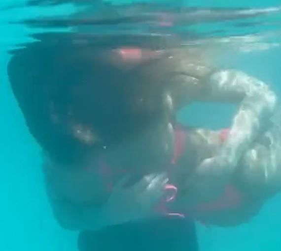 Soția lui Messi a făcut senzație la piscină! Toți s-au uitat la slipul minuscul purtat la piscină_2