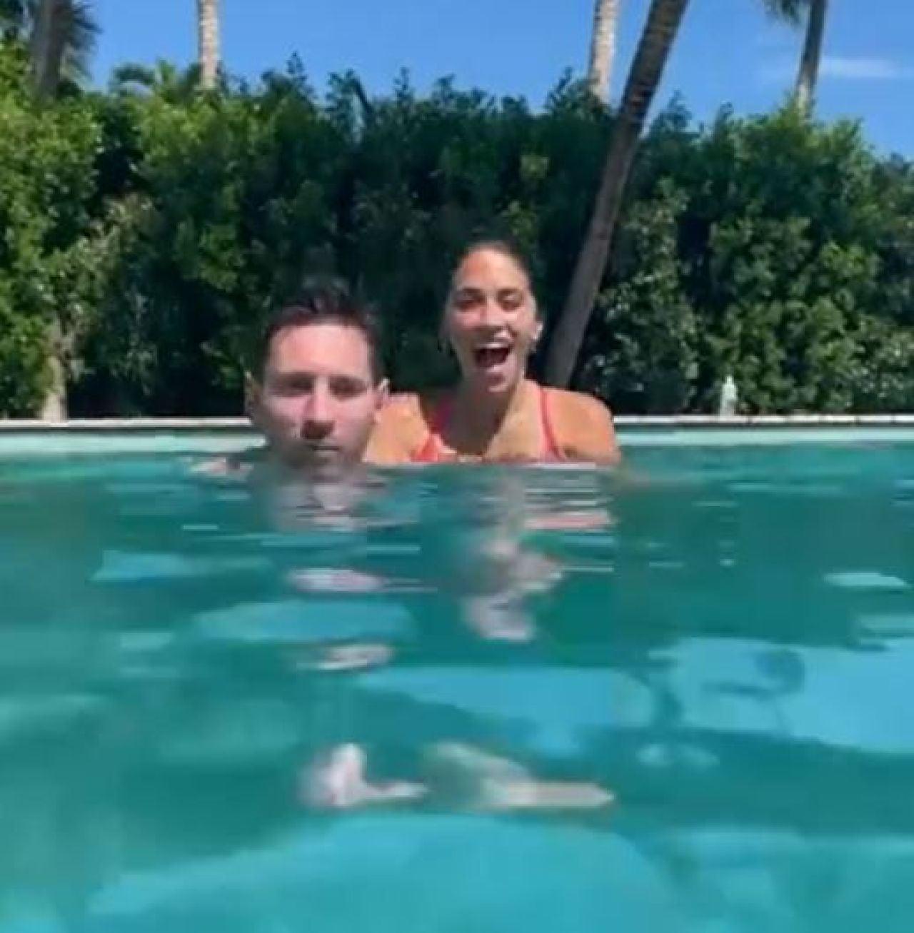 Soția lui Messi a făcut senzație la piscină! Toți s-au uitat la slipul minuscul purtat la piscină_5