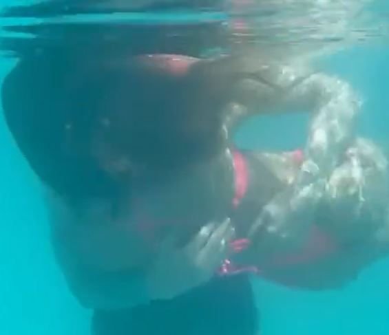 Soția lui Messi a făcut senzație la piscină! Toți s-au uitat la slipul minuscul purtat la piscină_6