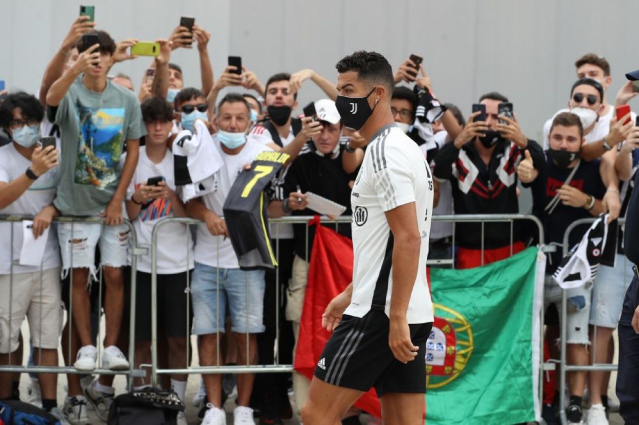 Cristiano Ronaldo, așteptat de suporteri la baza de pregătire a lui Juventus. Situația portughezului e încă incertă _2