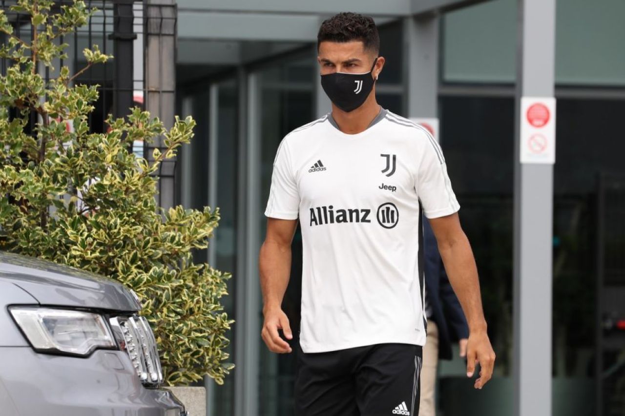 Cristiano Ronaldo, așteptat de suporteri la baza de pregătire a lui Juventus. Situația portughezului e încă incertă _5