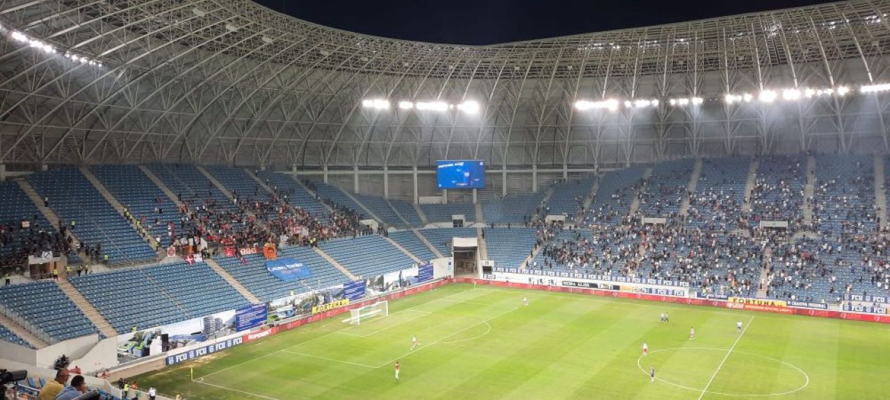 Nu a ținut prea mult liniștea de pe Oblemenco! Suporterii s-au luat la bătaie în pauză _4