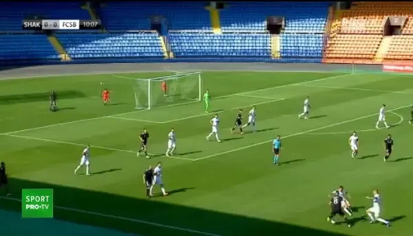 GOOOOL KARAGANDY! Bukorak a șutat de la marginea careului, balonul sare din pieptul lui Vlad, care nu reușește să rețină, iar Gabyshev profită și deschide scorul!