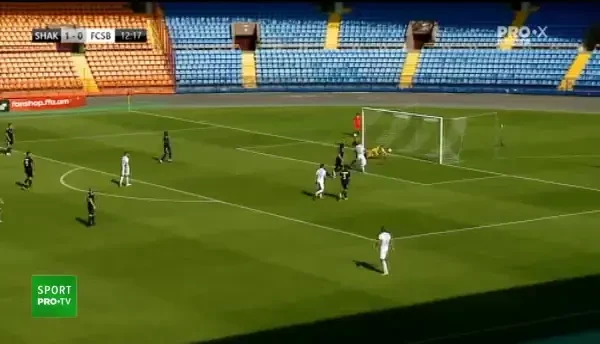 OCAZIE FCSB! Roș-albaștrii încearcă o replică prin Radunovic, care șutează de la distanță, dar portarul intervine bine