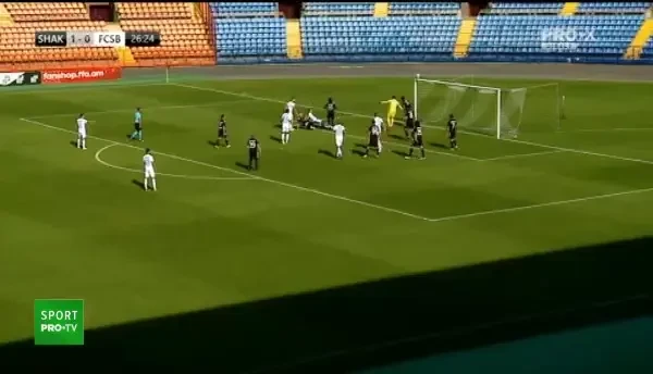 OCAZIE FCSB! Portarul advers iese greșit la o centrare, balonul trece peste el și ajunge la Tănase, care reia din cădere, dar trimite în bară