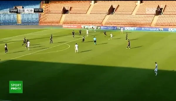 VIDEO | Mawutor, făcut groggy de un șut al lui Florinel Coman