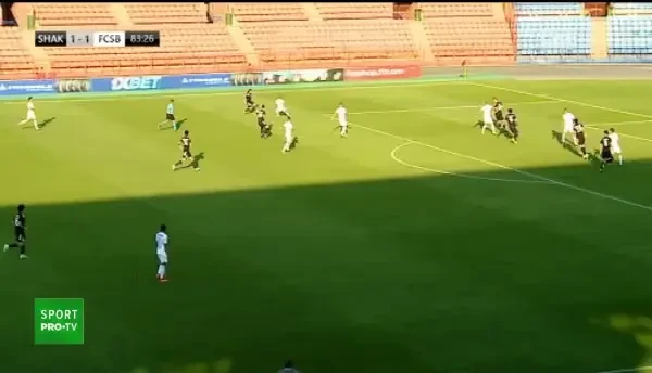 OCAZIE KARAGANDY! Centrare în fața porții, Omirtayev agață balonul, dar trimite pe lângă