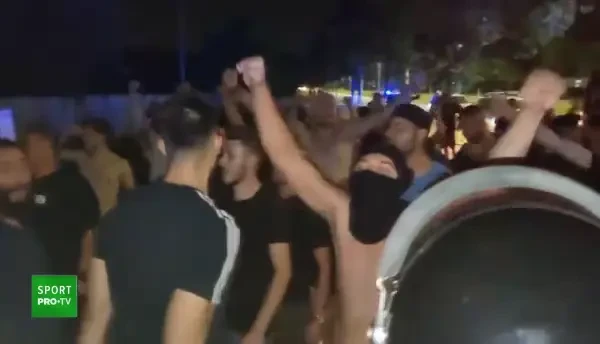 VIDEO | Fanii Universității, furioși după umilința cu Laci. Scene spectaculoase după meci