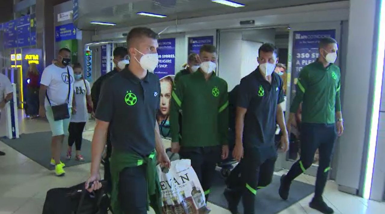VIDEO | FCSB s-a întors în țară. Imagini de pe aeroport cu elevii lui Todoran după eliminarea din cupele europene _1
