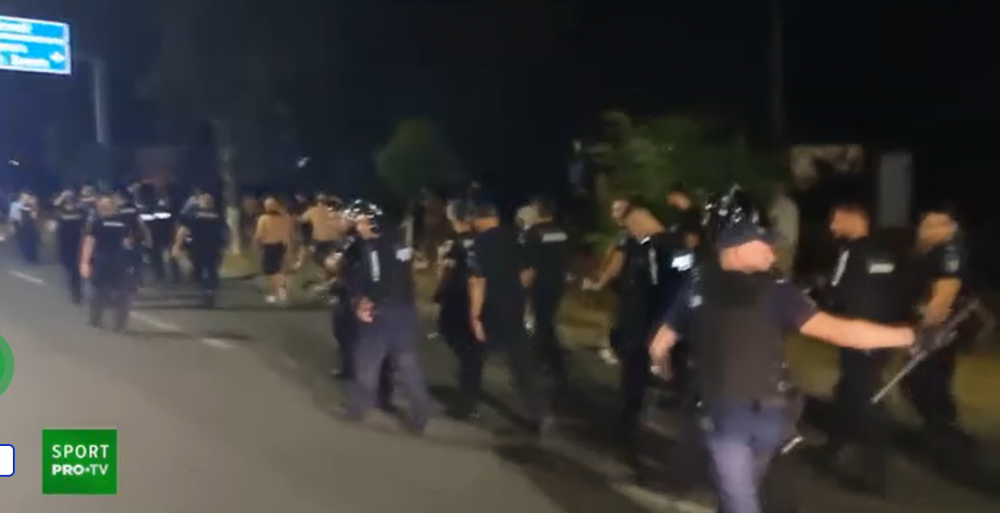 VIDEO | Fanii Universității, furioși după umilința cu Laci:&nbsp; Dacă fotbal nu jucați, de la Știința să plecați