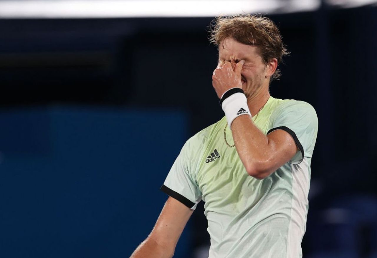 Zverev, în lacrimi după ce l-a eliminat pe Djokovic în semifinale la JO. Sârbul ratează șansa de a face Golden Slam _5