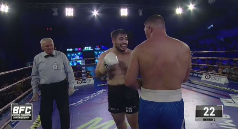 Lovit de &bdquo;Tănculeț&rdquo;! Ionuț Iancu l-a pus la păm&acirc;nt pe Ion Puiu cu un croșeu devastator