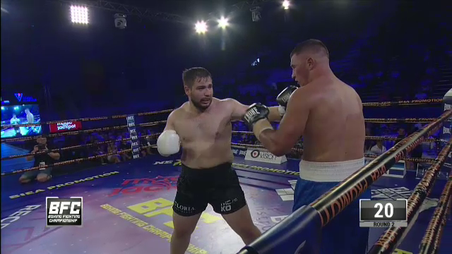 Lovit de „Tănculeț”! Ionuț Iancu l-a pus la pământ pe Ion Puiu cu un croșeu devastator_2