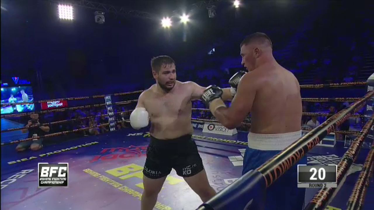 Lovit de „Tănculeț”! Ionuț Iancu l-a pus la pământ pe Ion Puiu cu un croșeu devastator_2