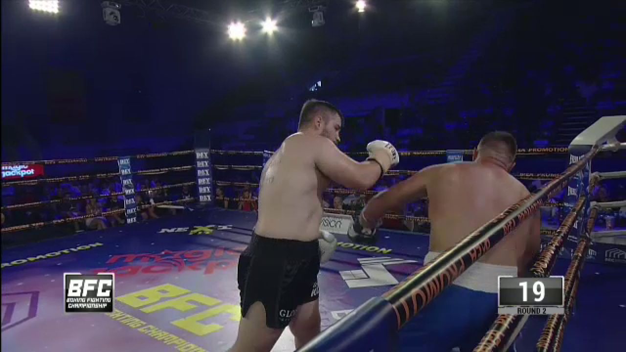 Lovit de „Tănculeț”! Ionuț Iancu l-a pus la pământ pe Ion Puiu cu un croșeu devastator_6