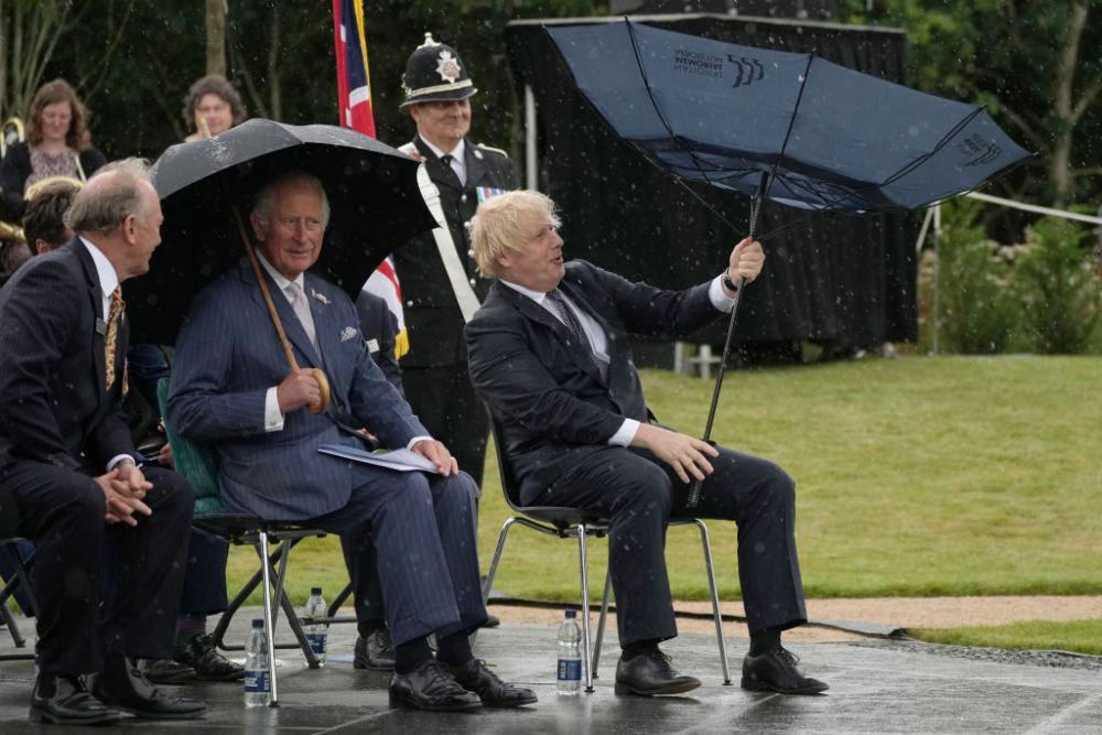 Boris Johnson 0, umbrela 1! :)) Imaginile momentul cu prim-ministrul Marii Britanii! O umbrelă i-a dat bătăi de cap&nbsp;