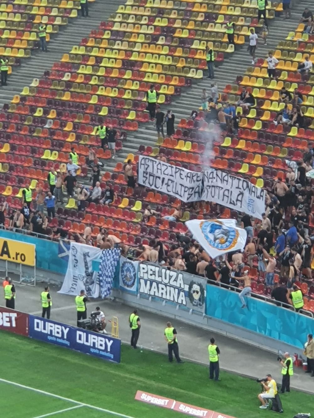 „Șoc! Eclipsă totală / V-a cam luat valu', Viitoru' nu e Faru'!” Dispută aprinsă între galerii pe Arena Națională _3