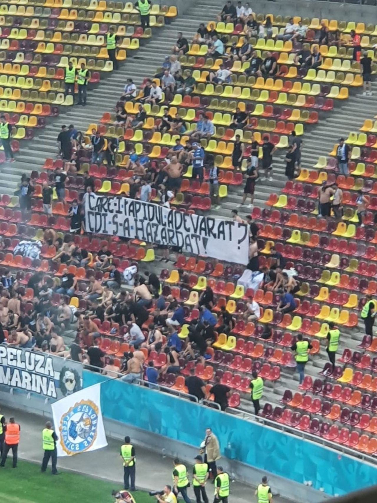„Șoc! Eclipsă totală / V-a cam luat valu', Viitoru' nu e Faru'!” Dispută aprinsă între galerii pe Arena Națională _4