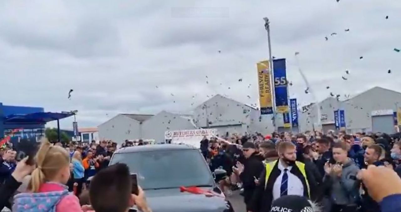 VIDEO | Suporterii lui Rangers au făcut spectacol în afara stadionului la meciul de debut în noul sezon_6