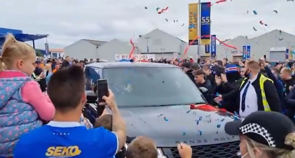 VIDEO | Suporterii lui Rangers au făcut spectacol în afara stadionului la meciul de debut în noul sezon_7