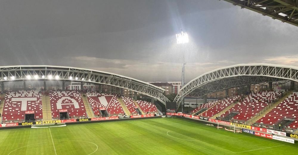 GALERIE FOTO | Furtună la Arad &icirc;naintea meciului dintre UTA și FCSB. V&acirc;ntul a spart un geam la stadion