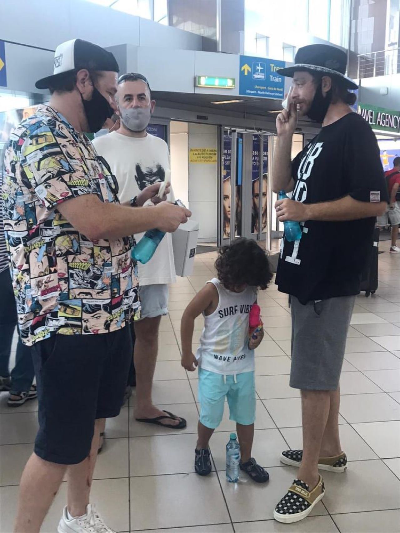 FOTO | David Popovici, așteptat la aeroport de colegii de la liceu. Surpriza de care a avut parte înotătorul _1