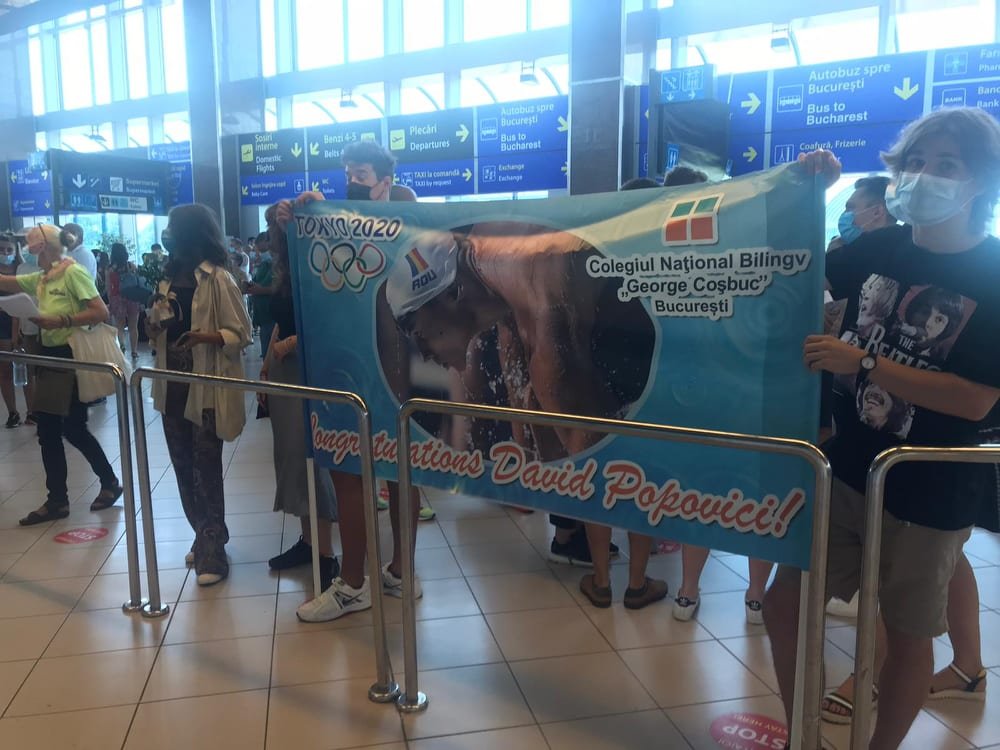 FOTO | David Popovici, așteptat la aeroport de colegii de la liceu. Surpriza de care a avut parte înotătorul _2