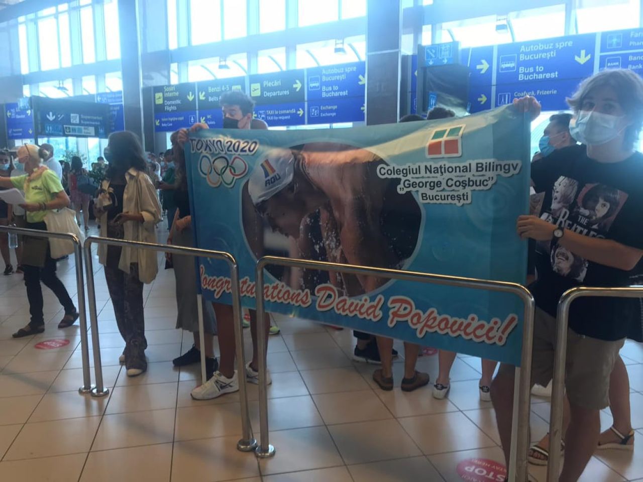 FOTO | David Popovici, așteptat la aeroport de colegii de la liceu. Surpriza de care a avut parte înotătorul _2