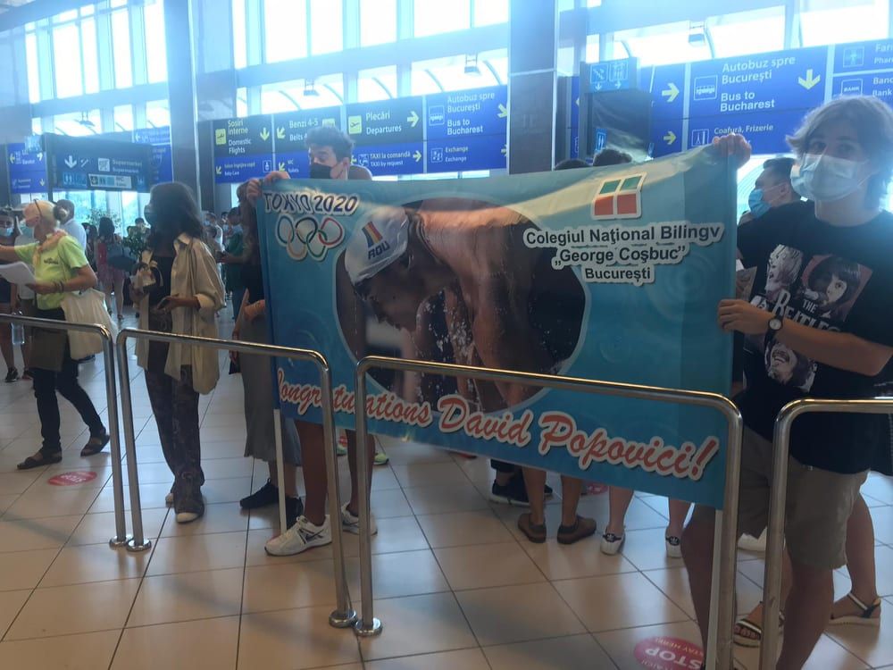 FOTO | David Popovici, așteptat la aeroport de colegii de la liceu. Surpriza de care a avut parte înotătorul _2