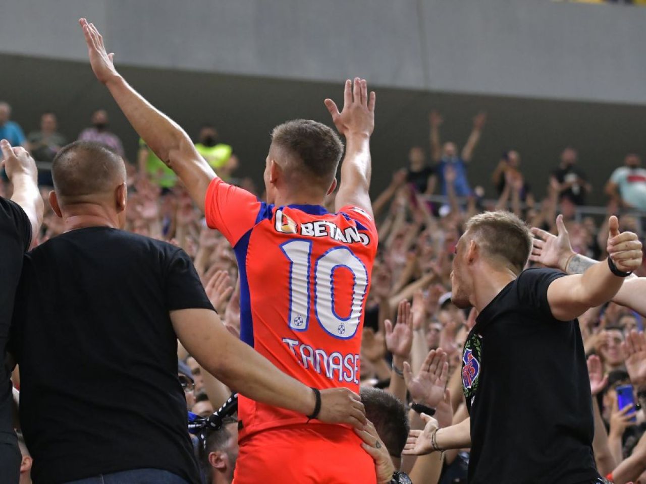 „Unicul dușman al acestei echipe se află în lojă!” Suporterii lui FCSB, atac la Gigi Becali_5