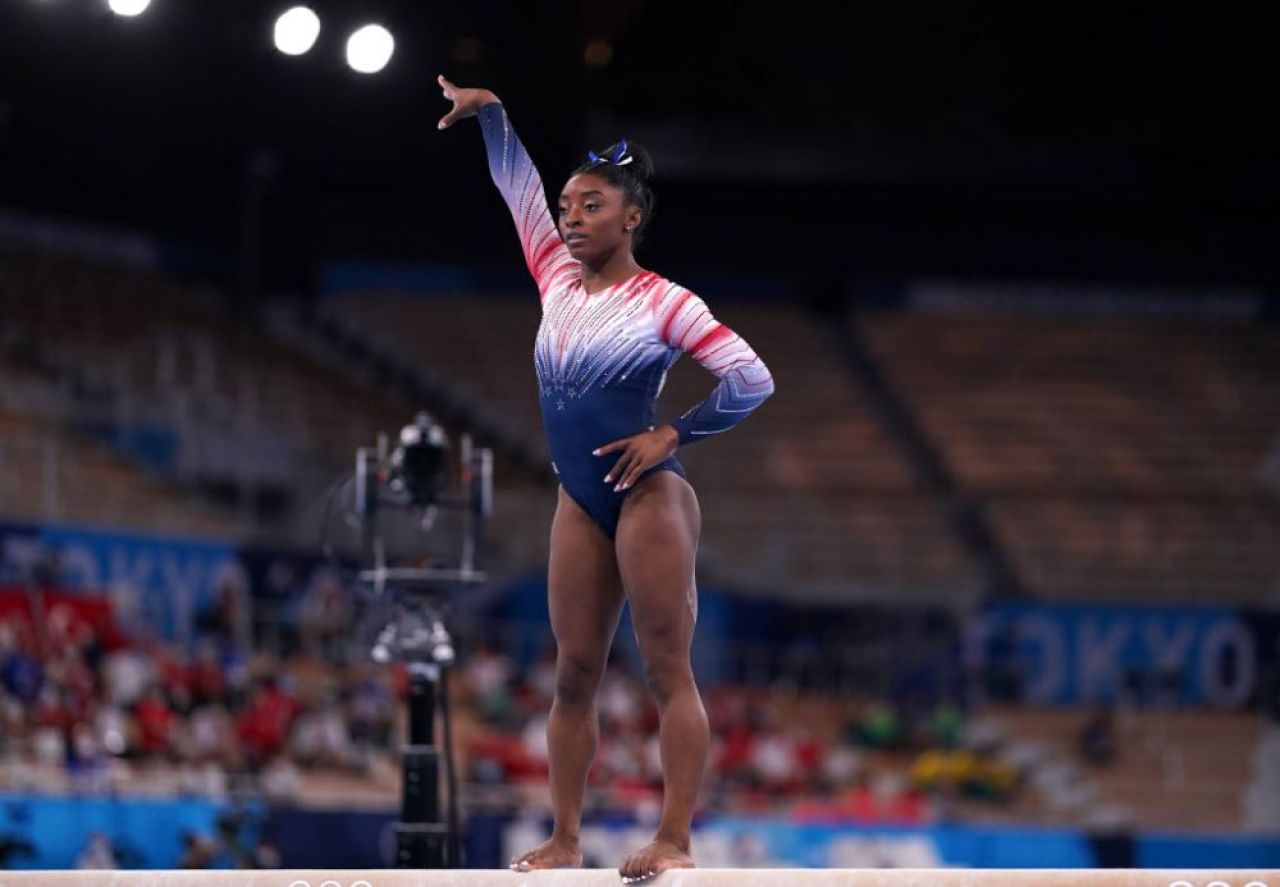 Ce a făcut Simone Biles în finala olimpică de la bârnă, singura probă individuală la care a concurat la Tokyo _1