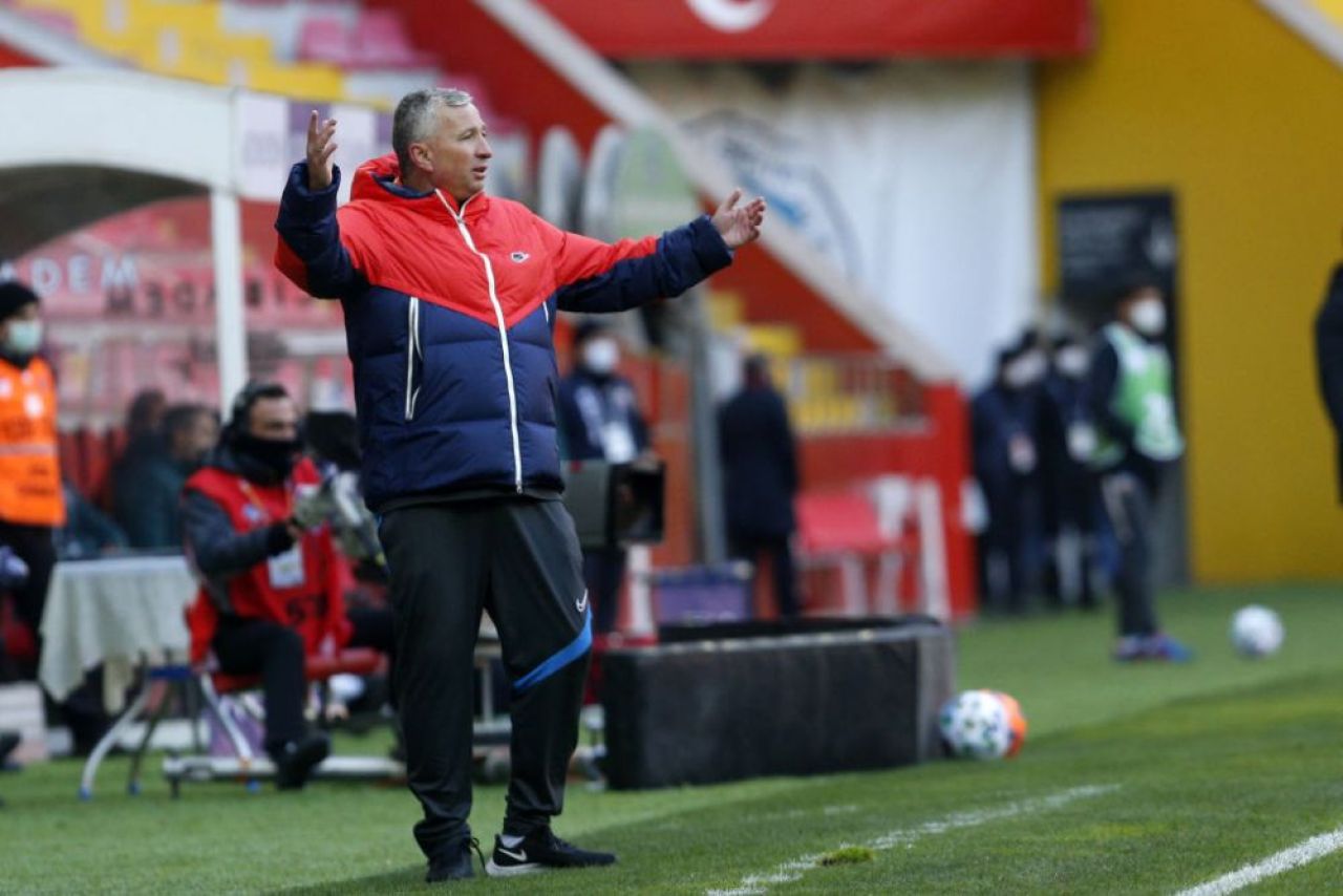 Dan Petrescu se poate întoarce în campionatul pe care îl îndrăgește! Antrenorul este curtat de un club important_5