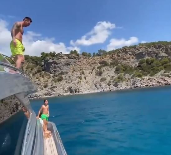 Messi face spectacol și &icirc;n vacanță! A sărit &icirc;n apă de la etajul unui yacht, alături de fiul său&nbsp;