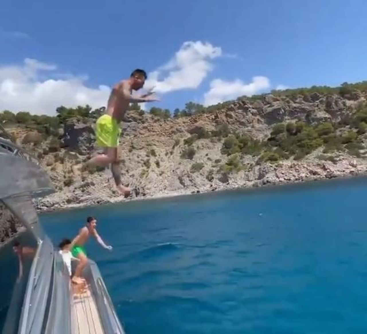 Messi face spectacol și în vacanță! A sărit în apă de la etajul unui yacht, alături de fiul său _2