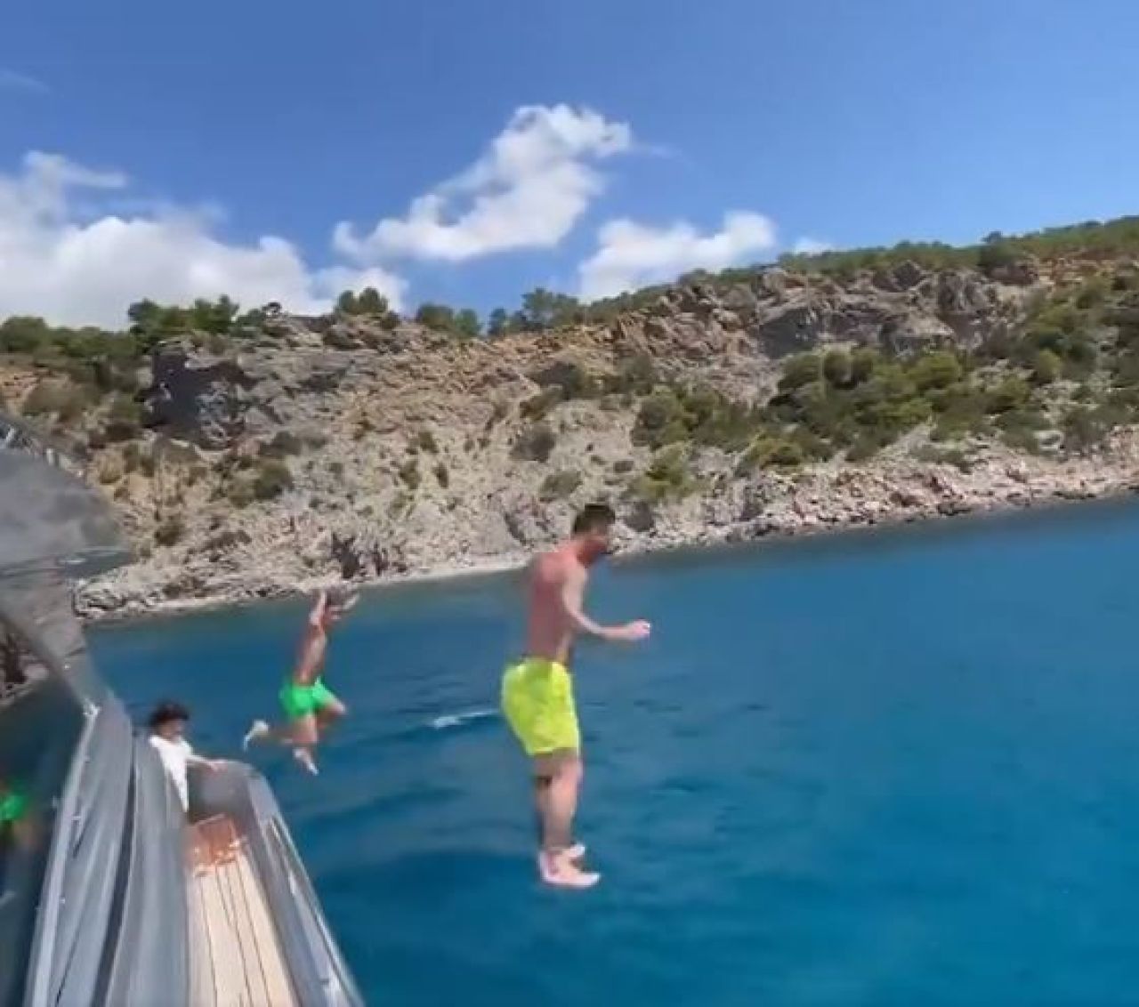Messi face spectacol și în vacanță! A sărit în apă de la etajul unui yacht, alături de fiul său _3