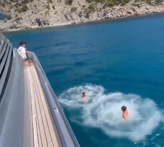 Messi face spectacol și în vacanță! A sărit în apă de la etajul unui yacht, alături de fiul său _5