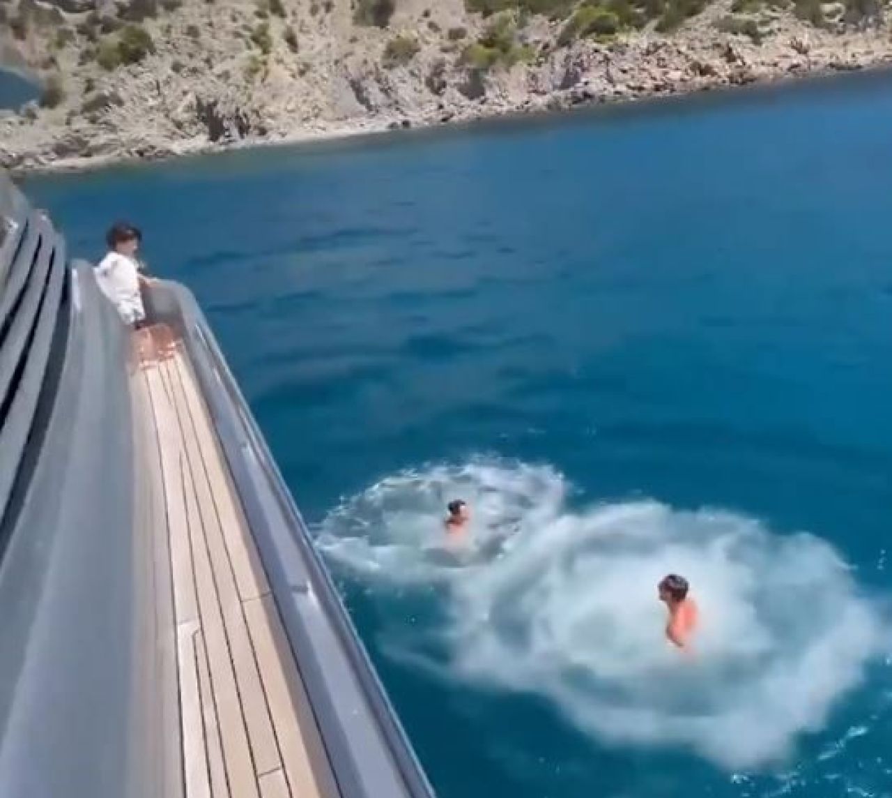 Messi face spectacol și în vacanță! A sărit în apă de la etajul unui yacht, alături de fiul său _5