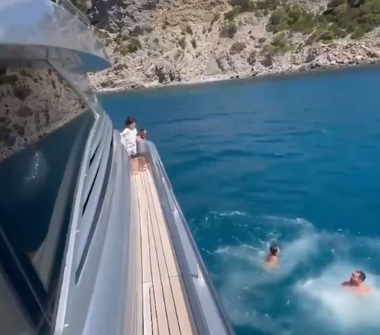 Messi face spectacol și în vacanță! A sărit în apă de la etajul unui yacht, alături de fiul său _6