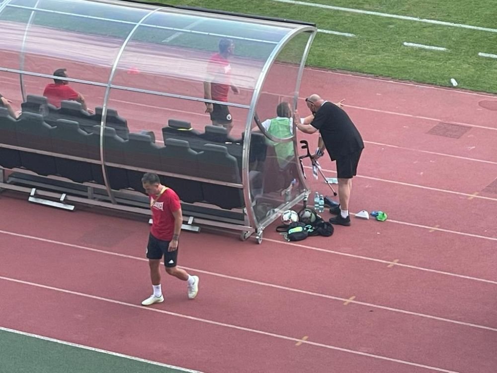Noi detalii după ce Lincar s-a accidentat la meciul echipei sale! Ce a pățit antrenorul_13