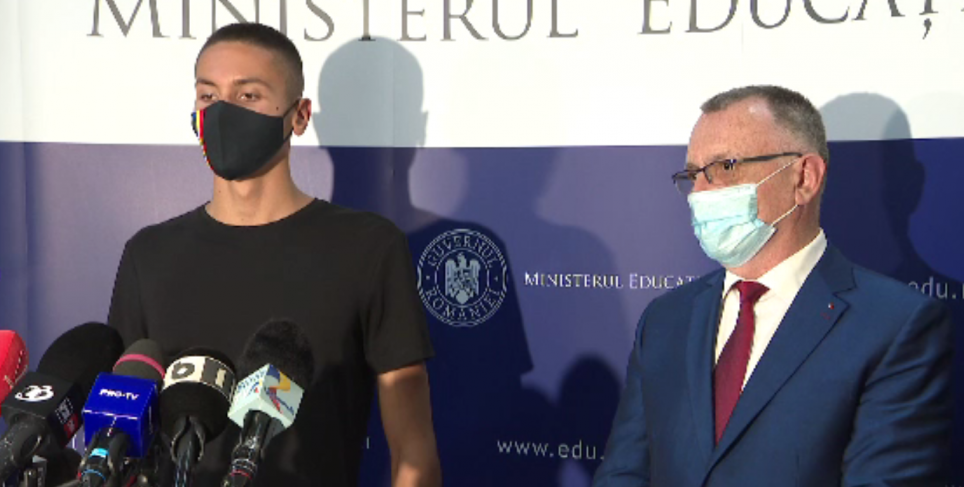 David Popovici trage un semnal de alarmă: „Mi-ar plăcea ca în România să fie îmbinat sportul cu școala!”_4