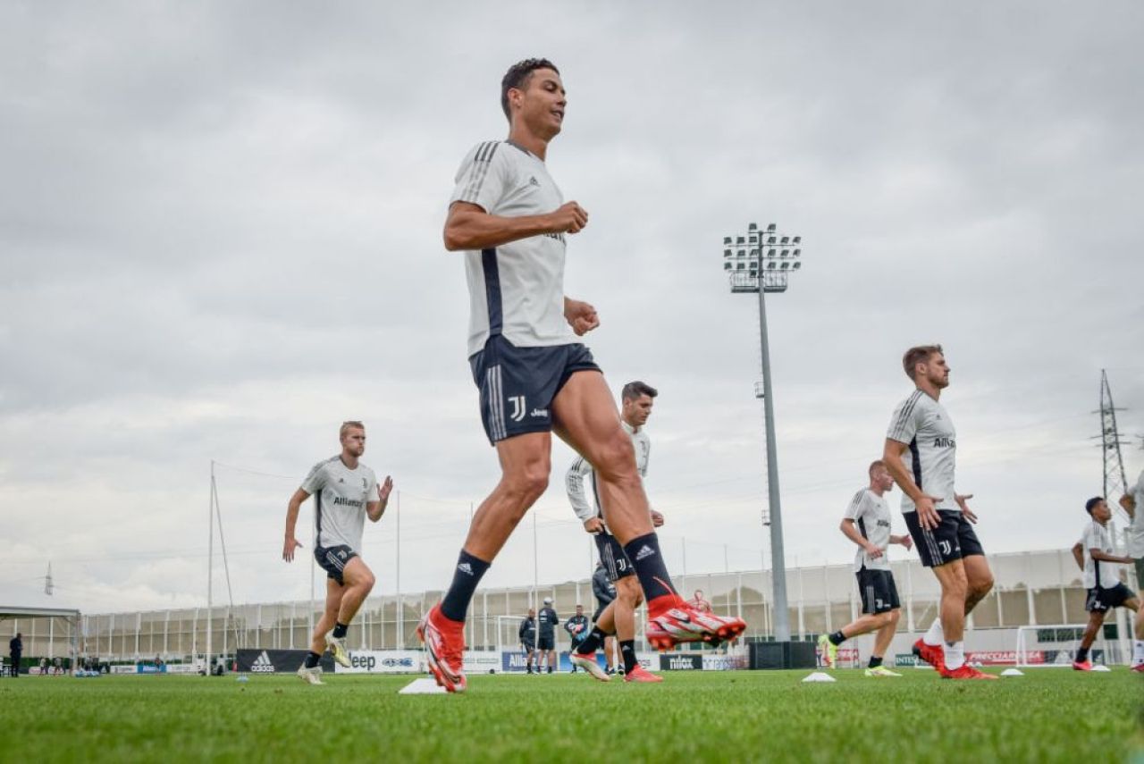 Ronaldo s-a fotografiat alături de cadoul de 610.000 de euro primit de la Georgina Rodriguez_4
