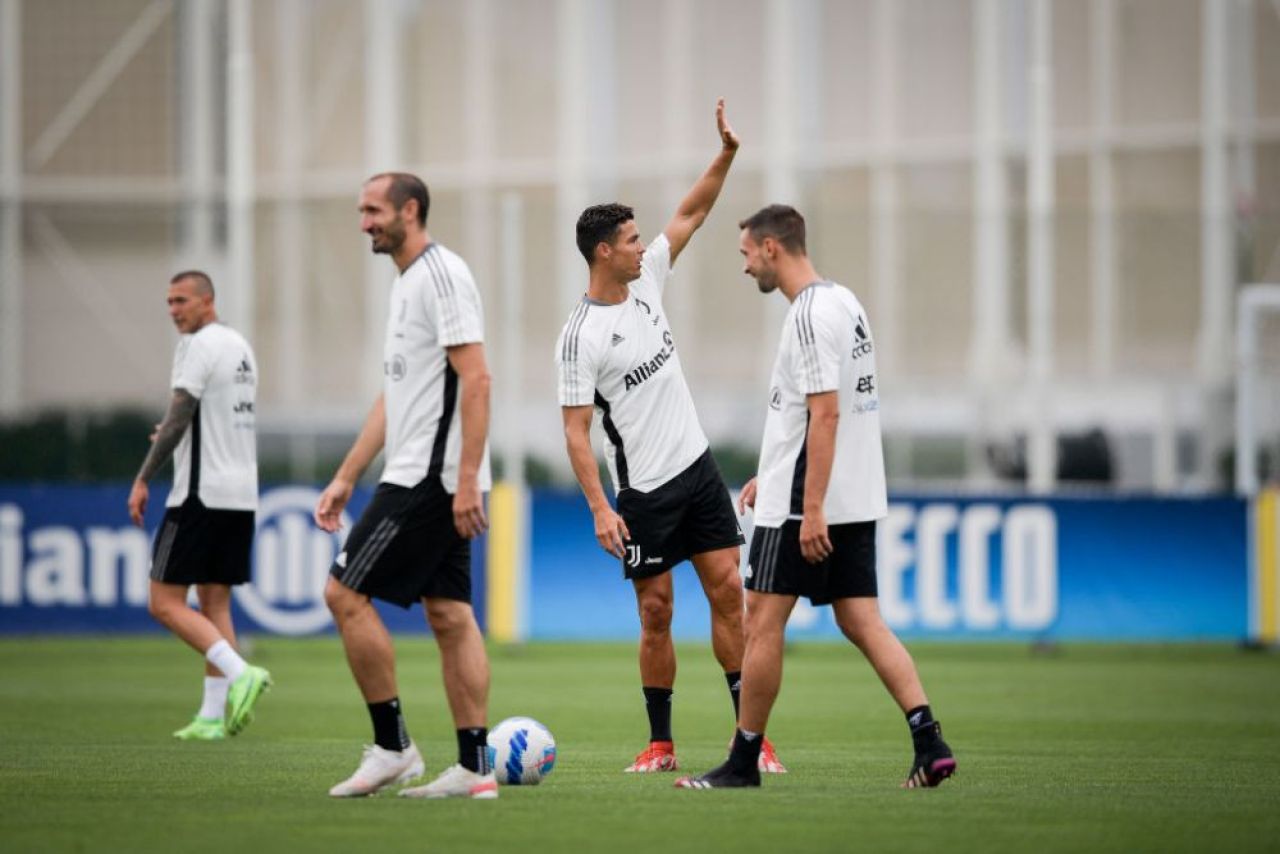 Ronaldo s-a fotografiat alături de cadoul de 610.000 de euro primit de la Georgina Rodriguez_5