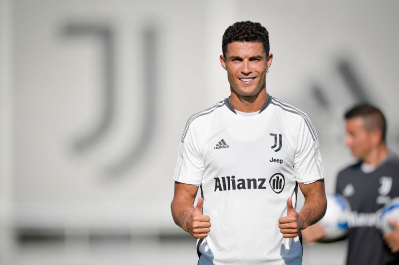 Ronaldo s-a fotografiat alături de cadoul de 610.000 de euro primit de la Georgina Rodriguez_6