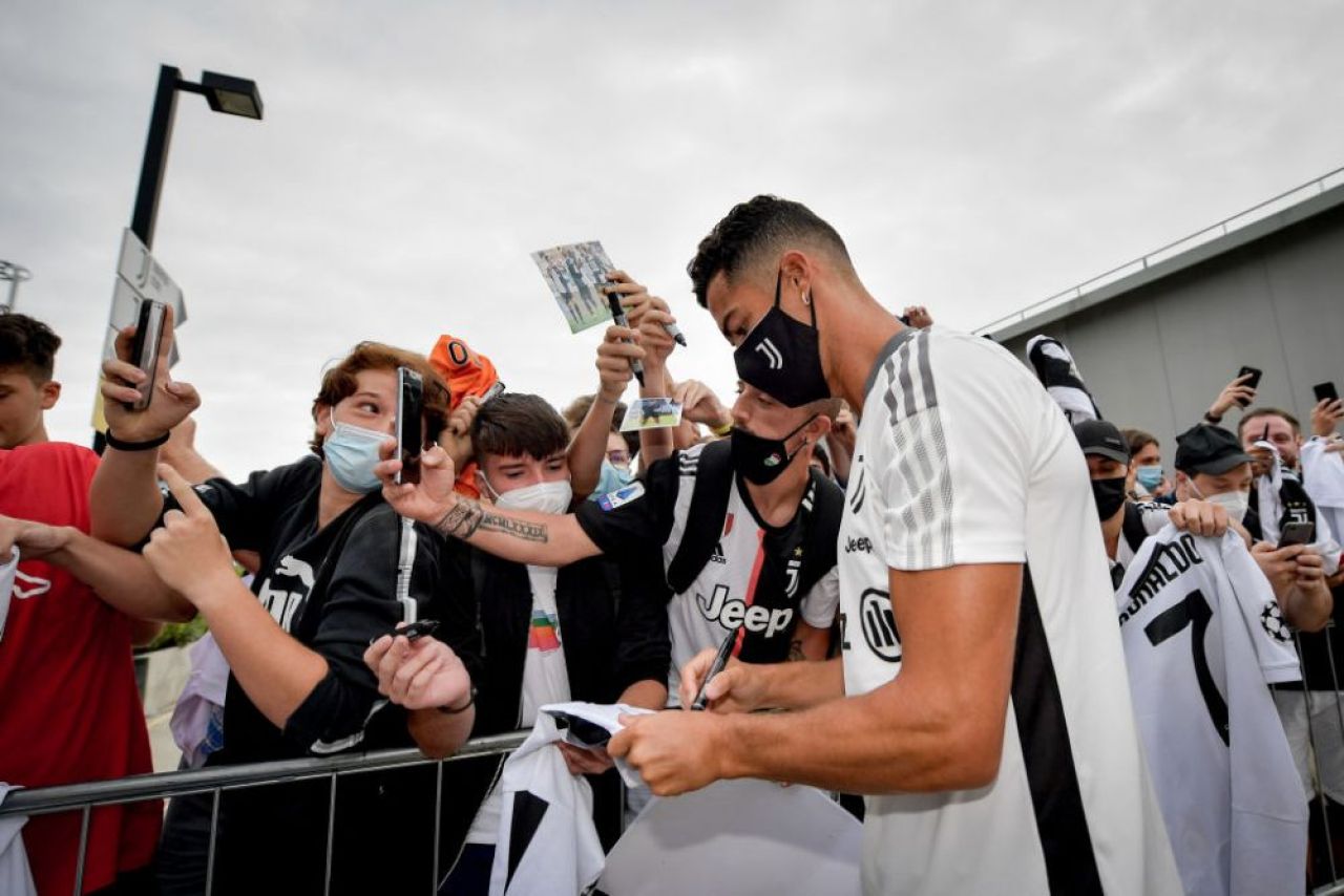 Ronaldo s-a fotografiat alături de cadoul de 610.000 de euro primit de la Georgina Rodriguez_14