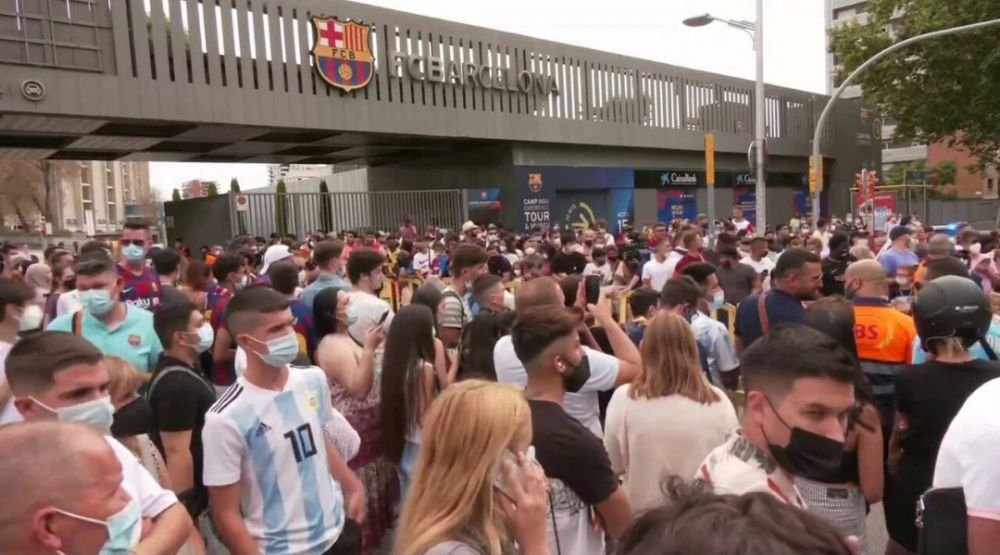 Și-a anunțat în lacrimi despărțirea de Barcelona, acum se îndreaptă către Paris. Messi face mâine vizita medicală la PSG_12