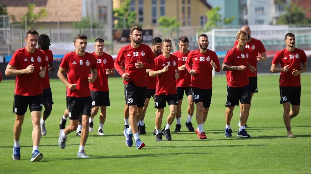 Gică Hagi îl învinge pe Leo Grozavu, după un meci în care ambii antrenori au fost eliminați!_2