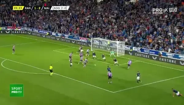 OCAZIE RANGERS! Ianis primește &icirc;n careu l&acirc;ngă punctul de la 11 metri, șutează direct, dar balonul este blocat de un fundaș de la Malmo