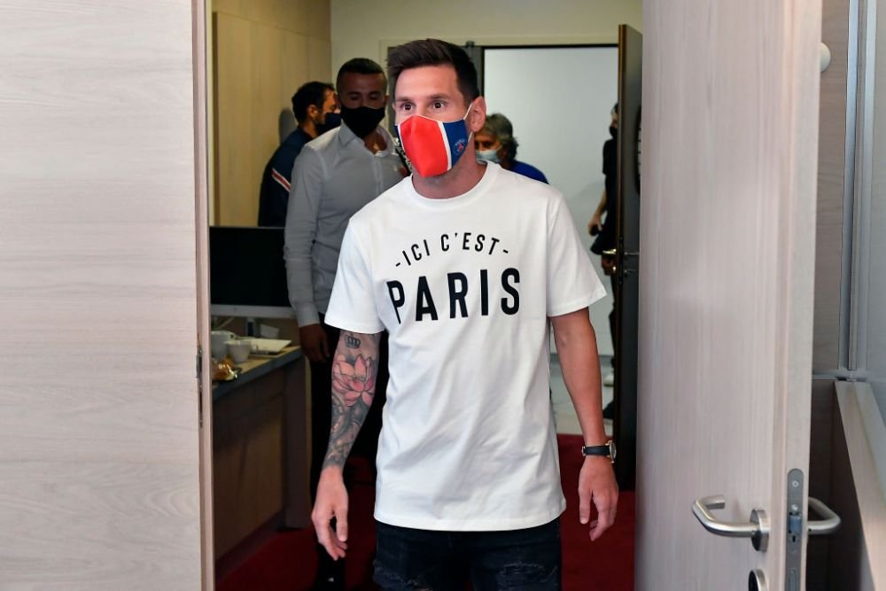 UPDATE Coadă imensă în fața magazinului oficial PSG. Sute de oameni așteaptă să cumpere tricouri cu Messi_3