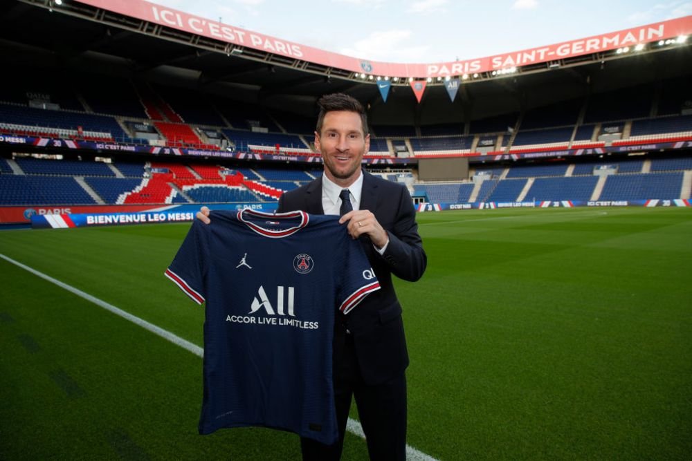 UPDATE Coadă imensă în fața magazinului oficial PSG. Sute de oameni așteaptă să cumpere tricouri cu Messi_7